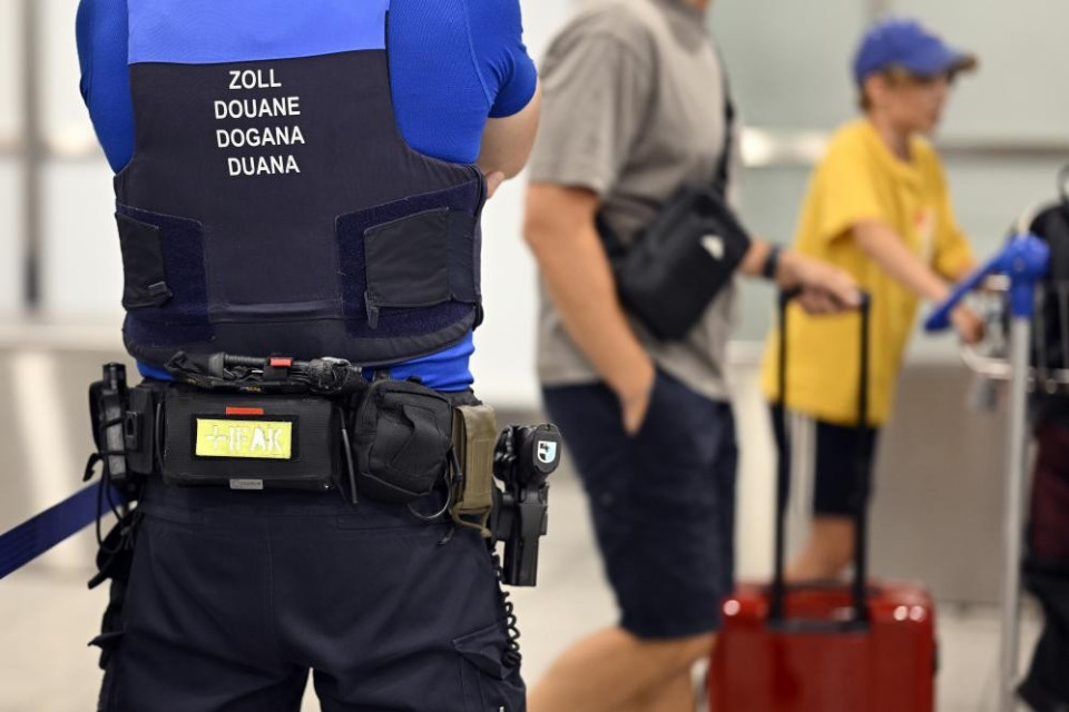 Tra «finti tonti» e carne di scimmia: l'estate in dogana a Kloten