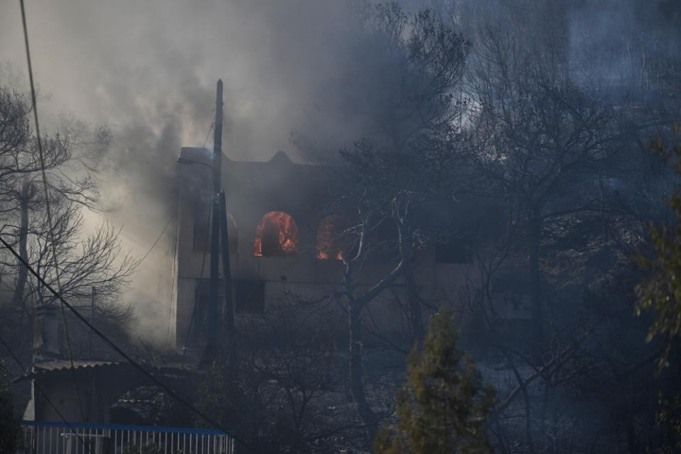 Due morti e centinaia di sfollati nell'incendio all'isola di Salamina, vicino ad Atene