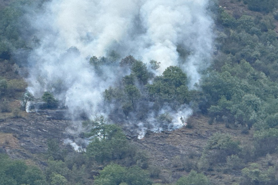 Principio di incendio nei boschi sopra Olivone