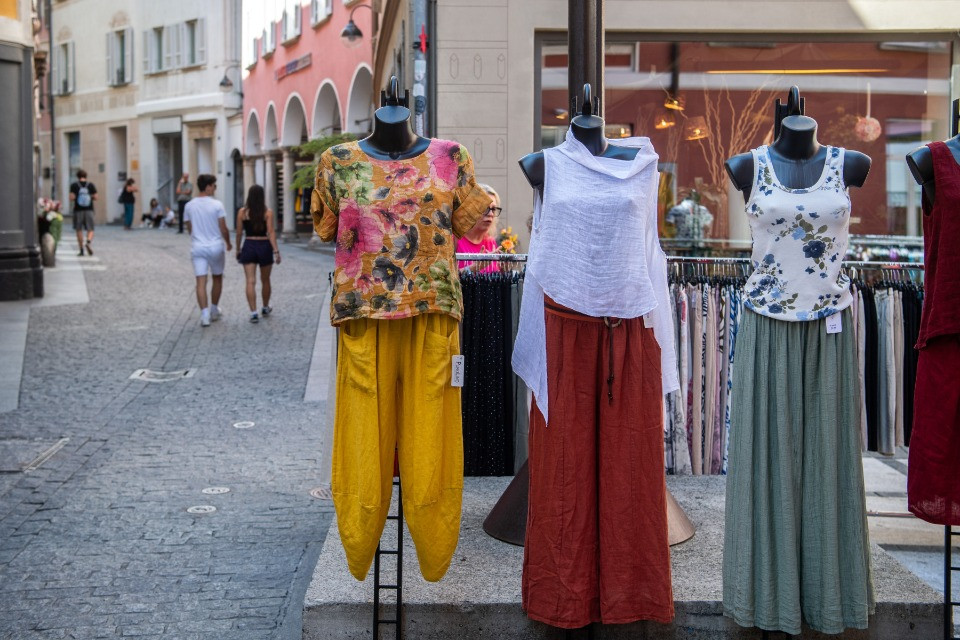 I commerci soffrono il caldo, ma c'è attesa per l'autunno