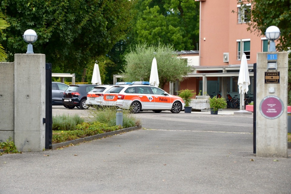 Perde i sensi in piscina, donna annegata a Magliaso