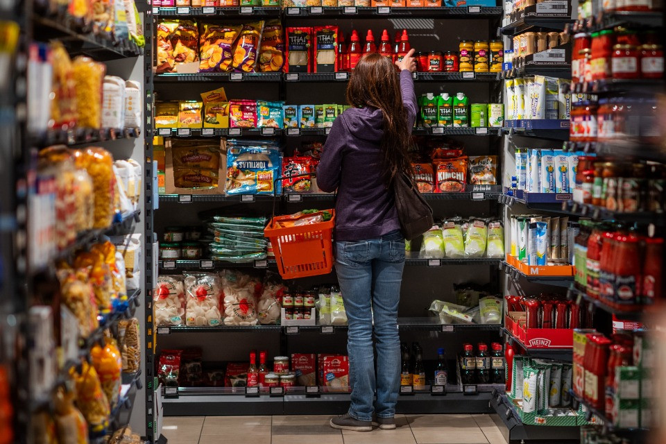 La quantità si riduce, ma non il prezzo: quella pratica che fa storcere il naso ai consumatori