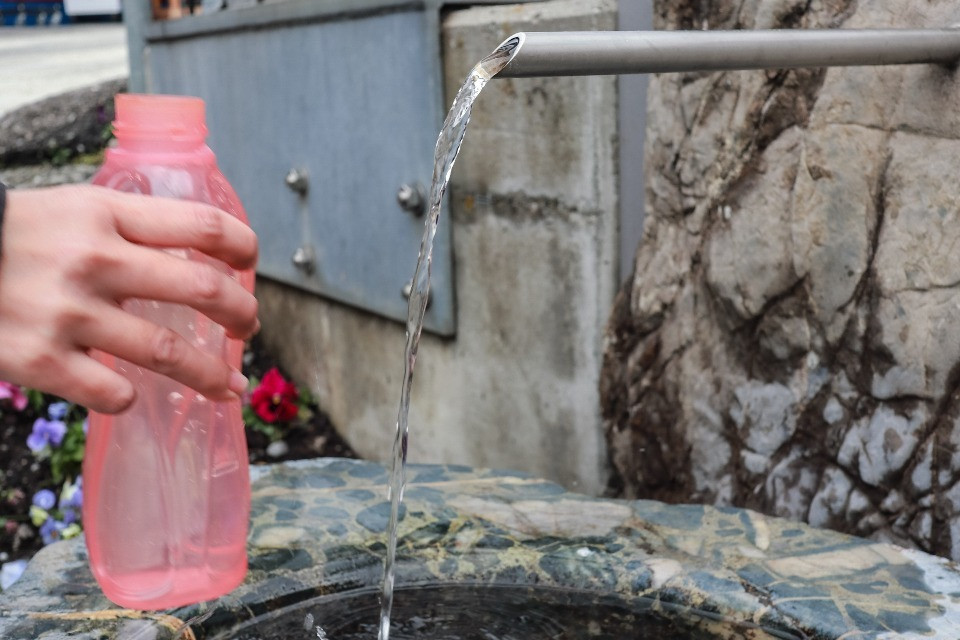 Acqua rubata dalle fontane con bidoni e pompe: il comune chiude i rubinetti