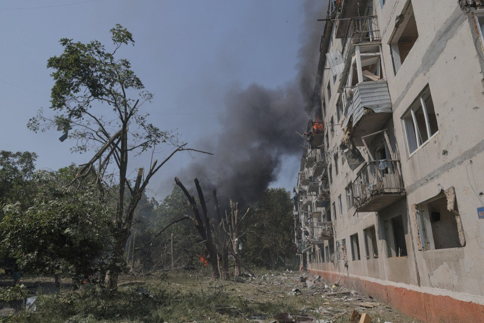 Escalation di attacchi tra Russia e Ucraina: strage nel Kharkiv e scontro diplomatico tra Mosca e Londra