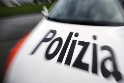 Inseguimento nel Mendrisiotto: furgone rubato sperona due pattuglie e fugge in Italia