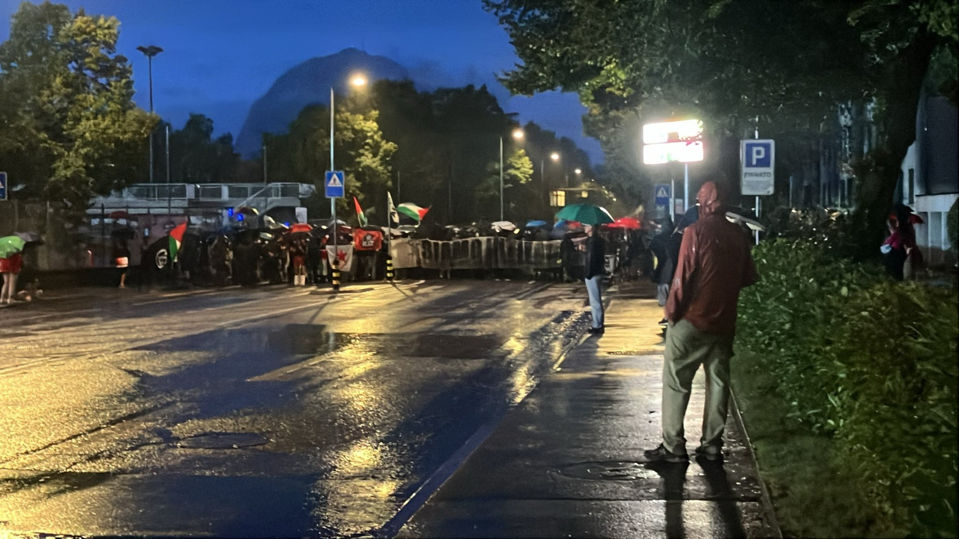 Dentro lo stadio Lugano-Maccabi Tel Aviv, fuori il corteo di protesta