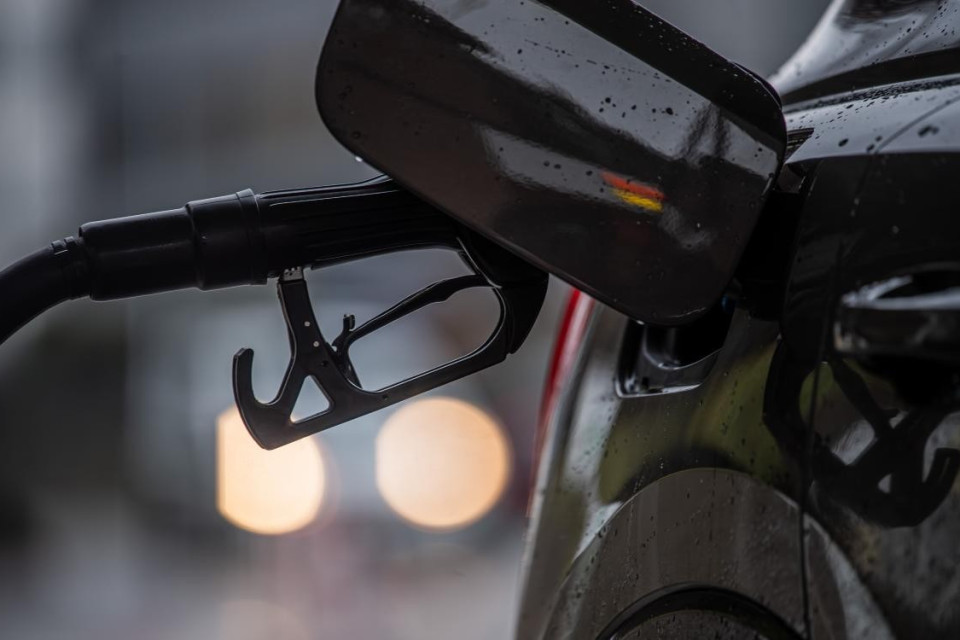 I prezzi del carburante continuano a salire in Svizzera