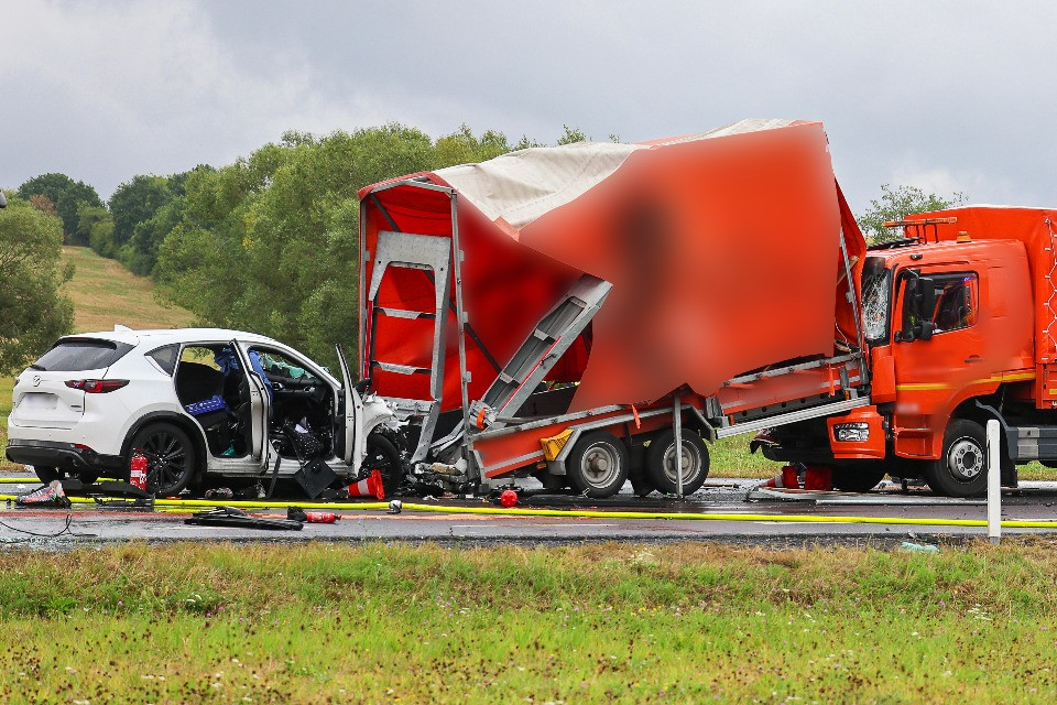 In otto su un'auto guidata da un 15.enne, poi lo schianto: due morti e sei feriti gravi