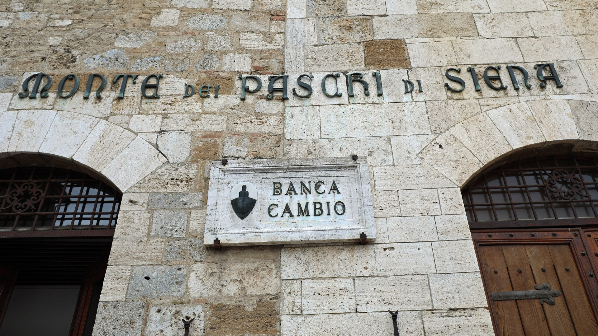 Monte Paschi sfida Intesa Sanpaolo e rilancia il risiko bancario in Italia