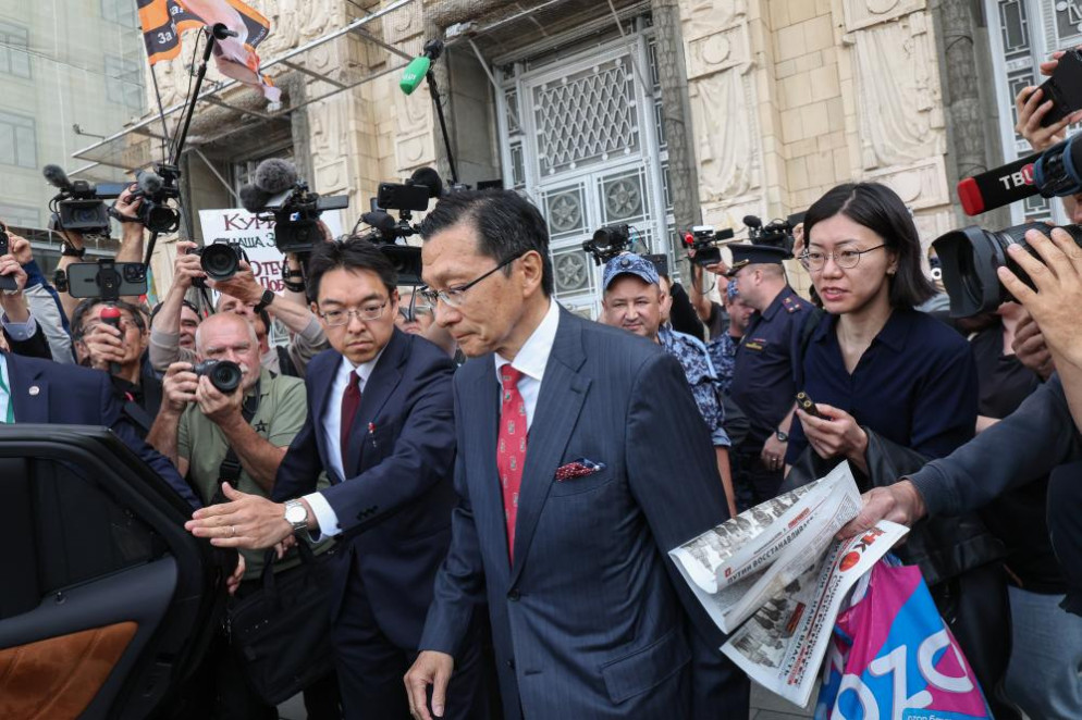 L'ambasciatore giapponese in Russia, Akira Muto, mentre lascia la sede del Ministero degli Esteri russo a Mosca. © EPA/MAXIM SHIPENKOV