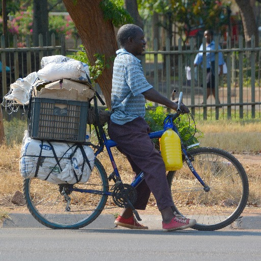 Nei villaggi i vaccini arrivano in bici