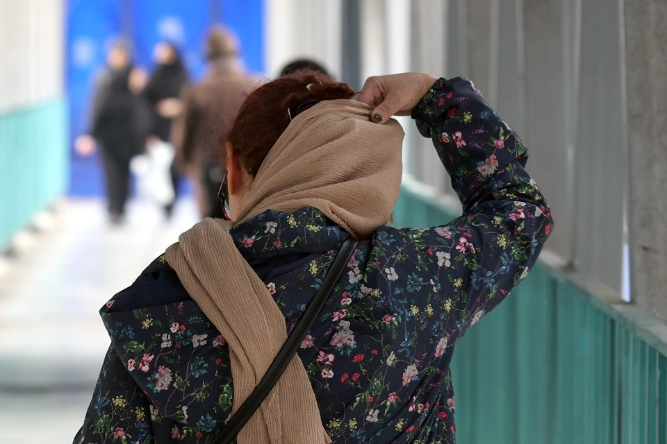 In Iran le donne tolgono il velo: «Il regime adesso ha altre priorità»