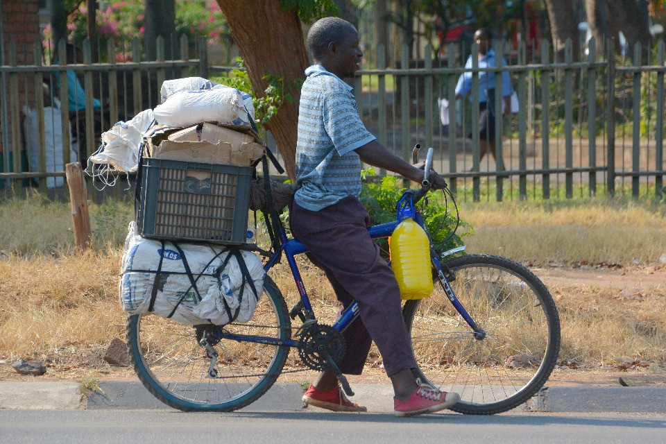 Nei villaggi i vaccini arrivano in bici