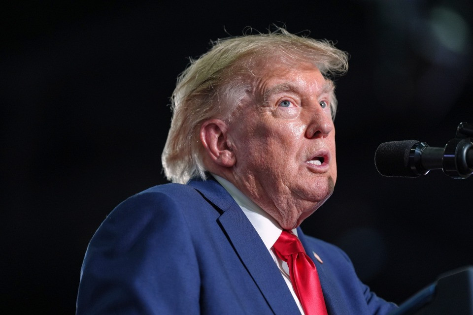 Lividi e caviglie gonfie, ma non solo: ora preoccupa anche l'obesità di Trump