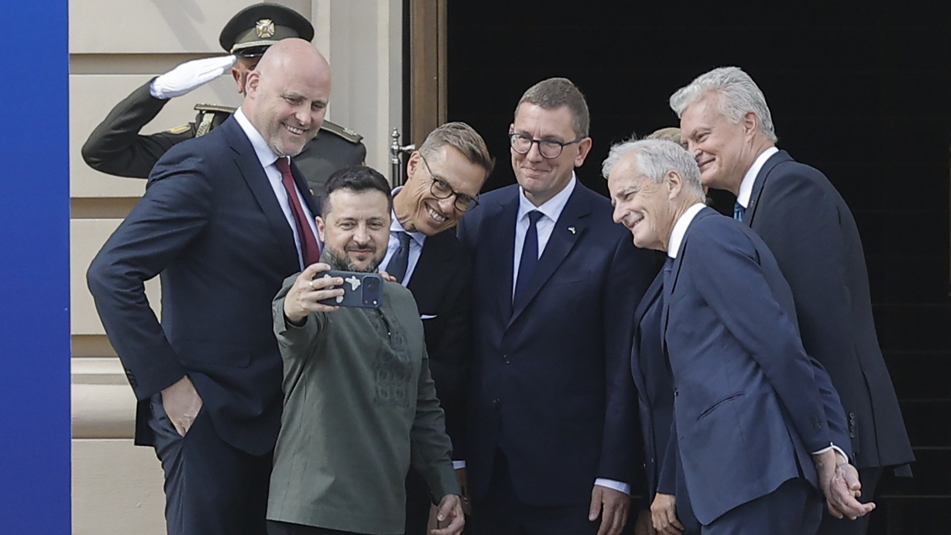 Zelensky: «L'Ucraina non cadrà e prevarrà»