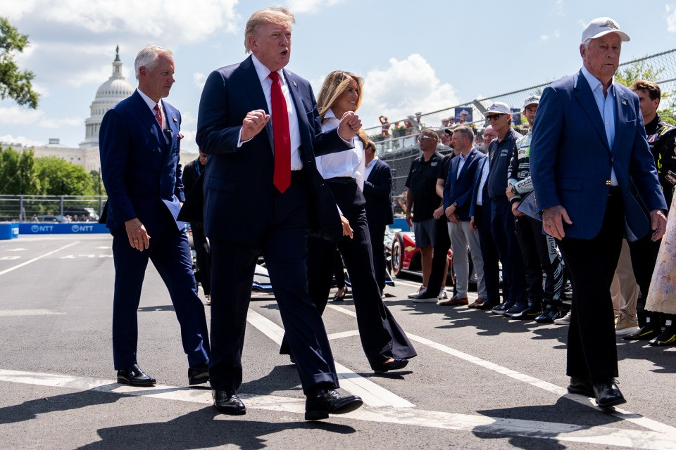 Tra guerra, polemiche e dazi, Trump si svaga al Gran premio di Indycar