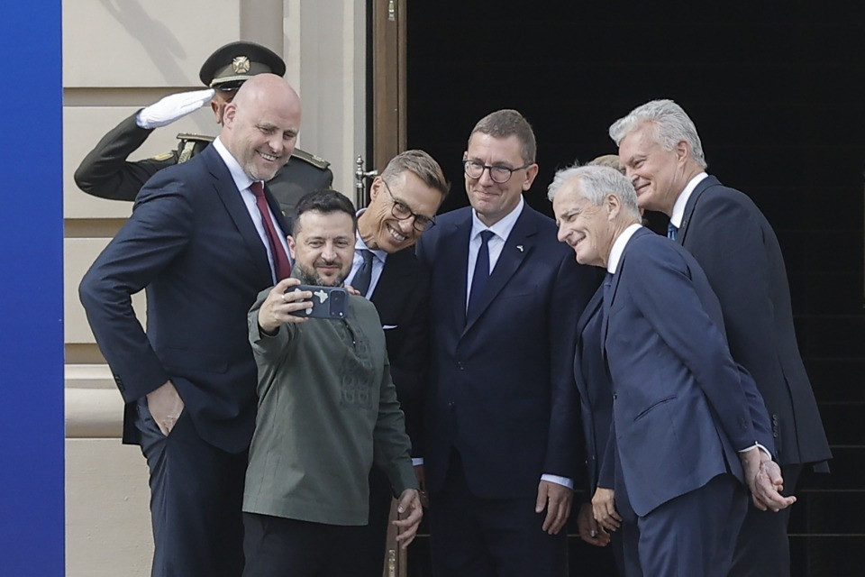 Zelensky: «L'Ucraina non cadrà e prevarrà»