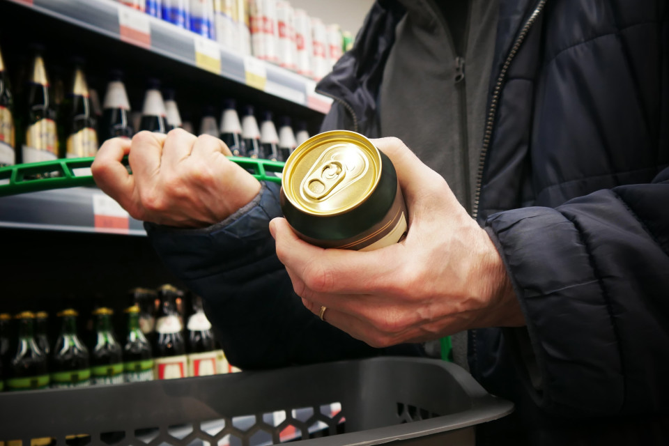 La solitudine riprogramma il cervello favorendo il consumo di alcol