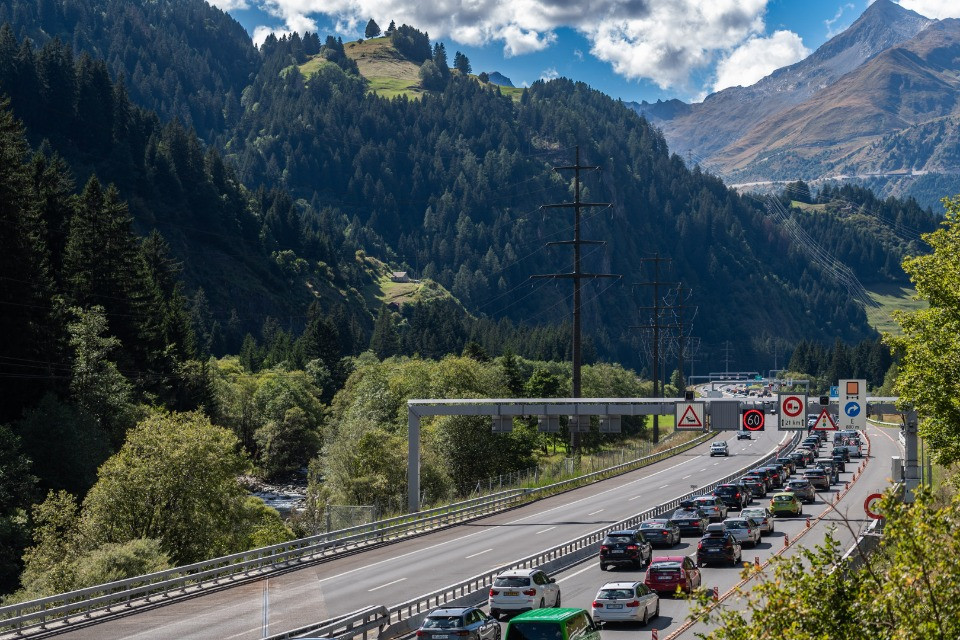 Il record di code al Gottardo rilancia la tassa di transito