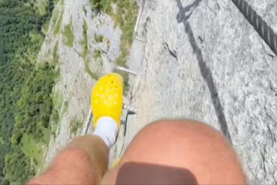 Sulla via ferrata con le crocs, «ma sei impazzito?»