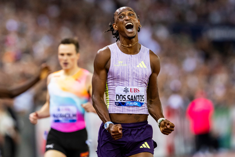 Alison dos Santos batte il record mondiale dei 400 m a ostacoli