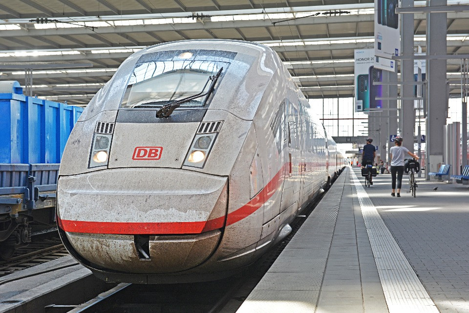 La maglia nera dei ritardi è un treno della Deutsche Bahn che parte da Zurigo