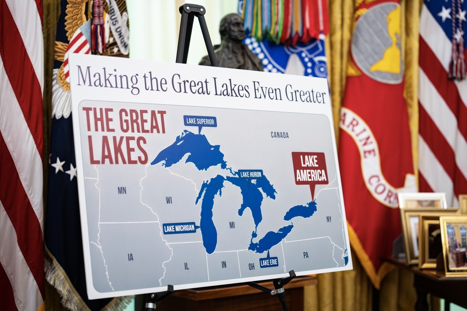 Trump ci riprova: «Il lago Ontario si chiama Lago America»