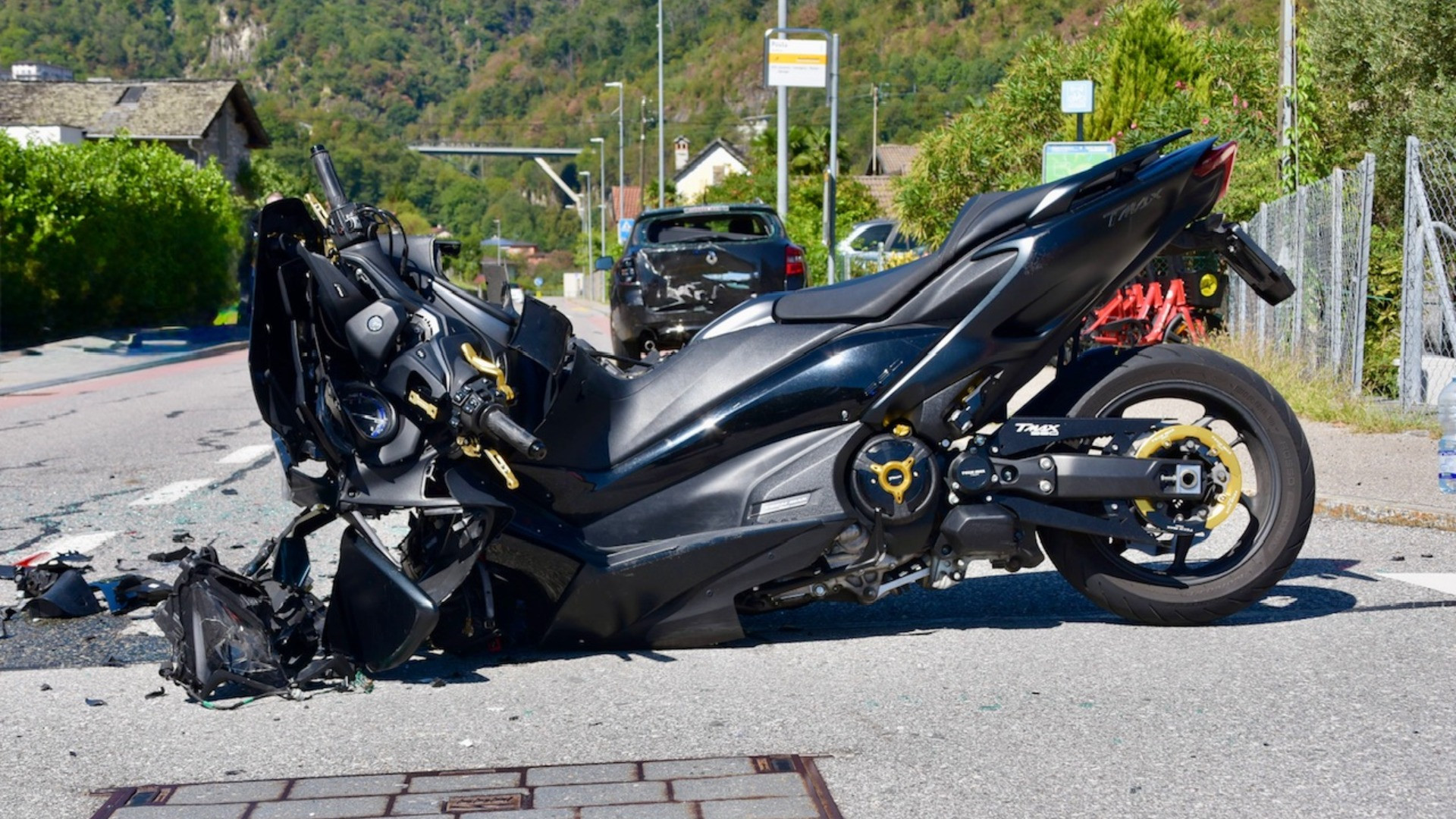 Tampona un’auto con lo scooter e finisce a terra a Golino