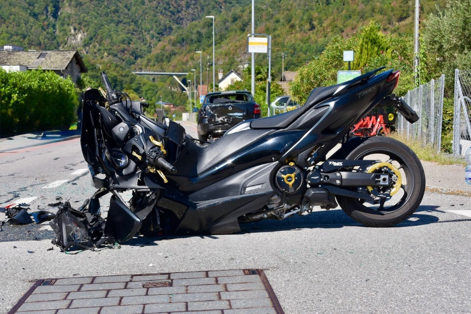 Tampona un’auto con lo scooter e finisce a terra a Golino