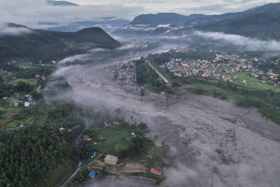 Nepal e Tibet, il bilancio sale a 750 morti e 3.044 dispersi
