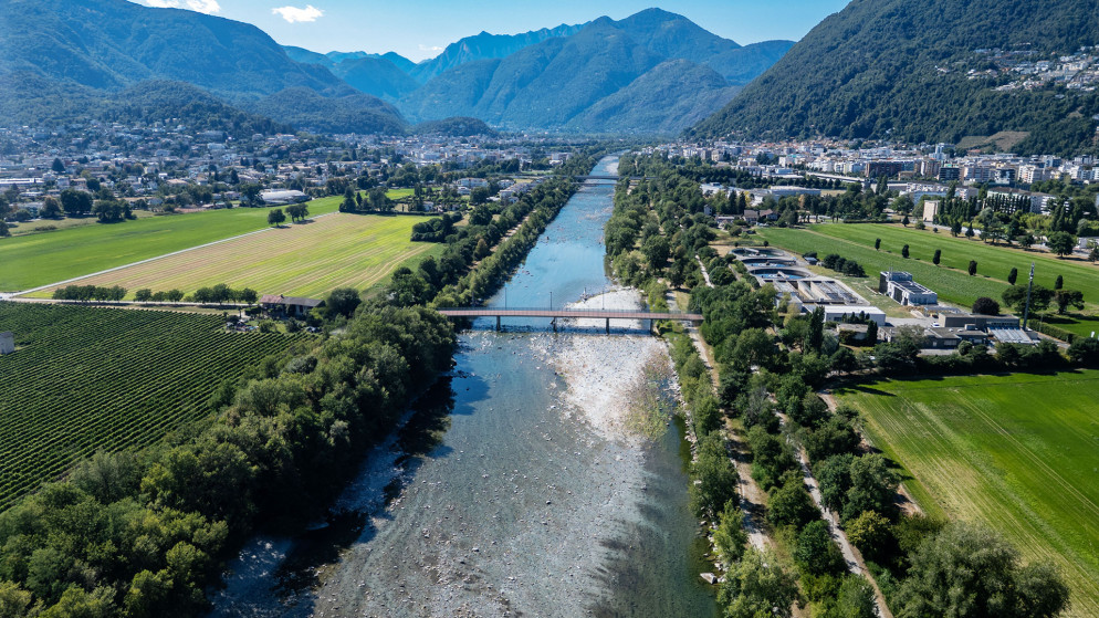 Rappresentazione artistica della prospettata passerella,&nbsp;a Locarno, per scavalcare il fiume Maggia, nella zona dei depuratori: un'opera inserita nel Piano di agglomerato di quinta generazione. © CdT/Chiara Zocchetti-Elaborazione CdT