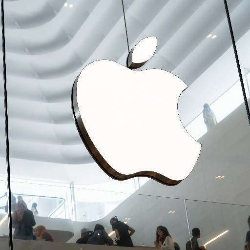 Cambio ai vertici di Apple: Tim Cook lascia il posto a John Ternus