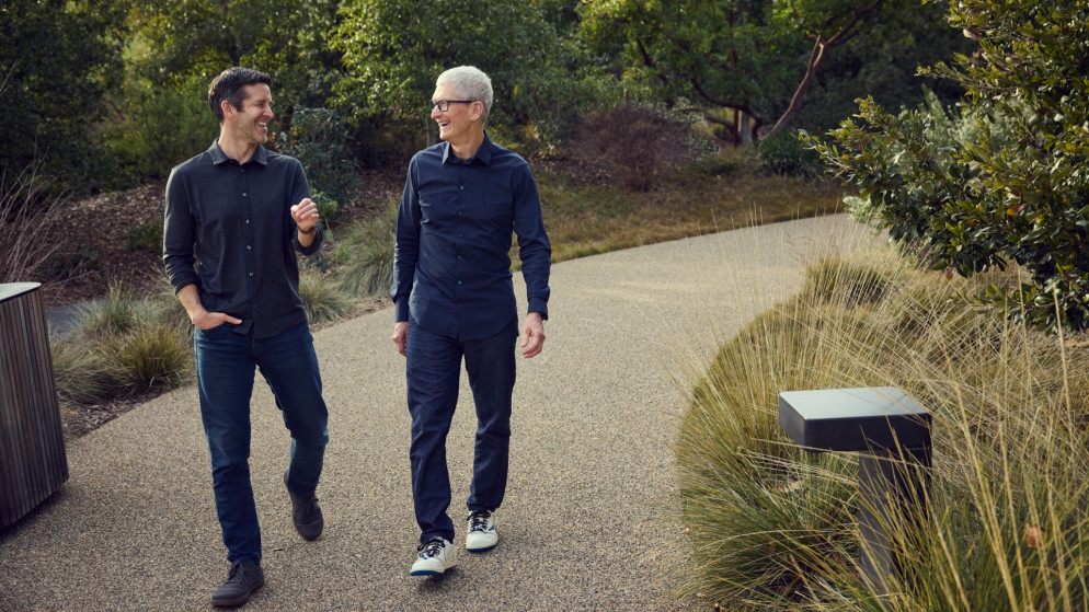Tim Cook e John Ternus a Apple Park © Apple
