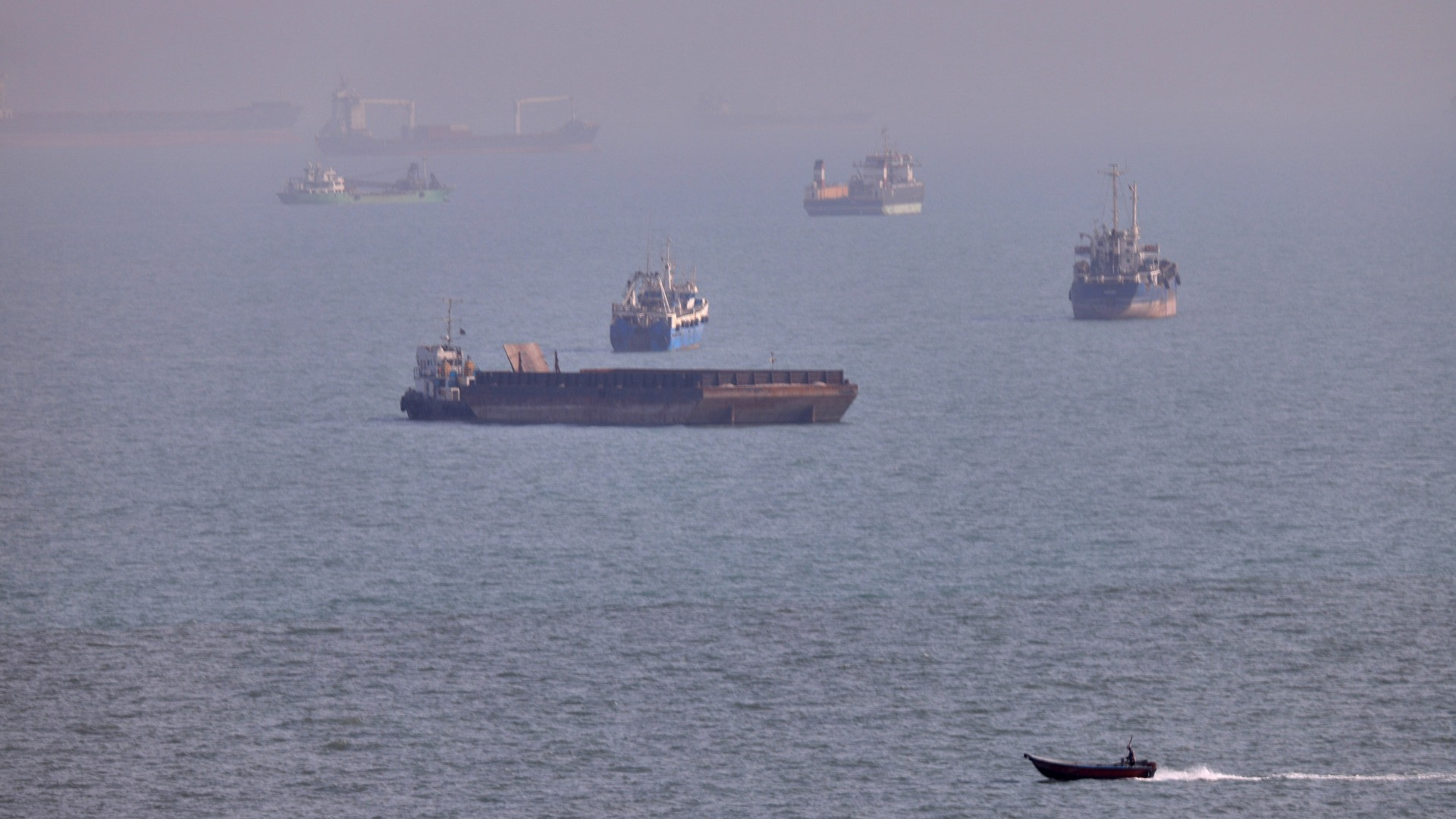 Tre «proiettili non identificati» contro una petroliera nello Stretto di Hormuz