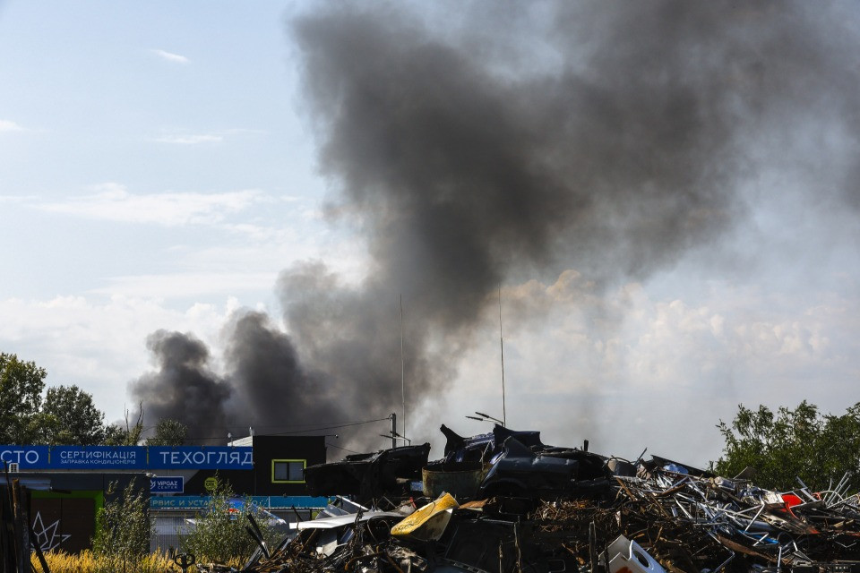 Esplosioni e incendi a Kiev: i droni di Mosca colpiscono ancora