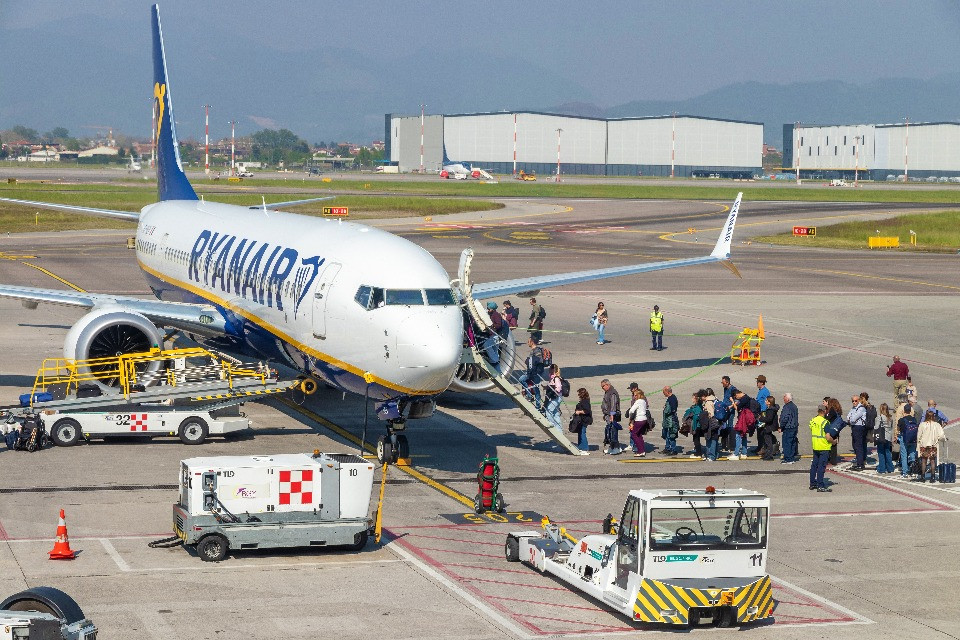 Troppe cadute: Ryanair ha un problema con le scalette integrate dei Boeing 737
