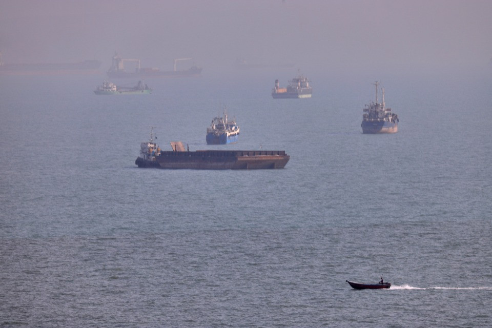 Tre «proiettili non identificati» contro una petroliera nello Stretto di Hormuz