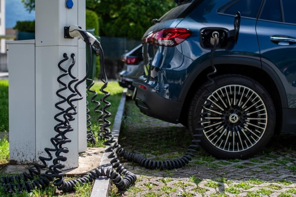 Vendite auto nuove in calo in agosto, quasi una su tre è elettrica