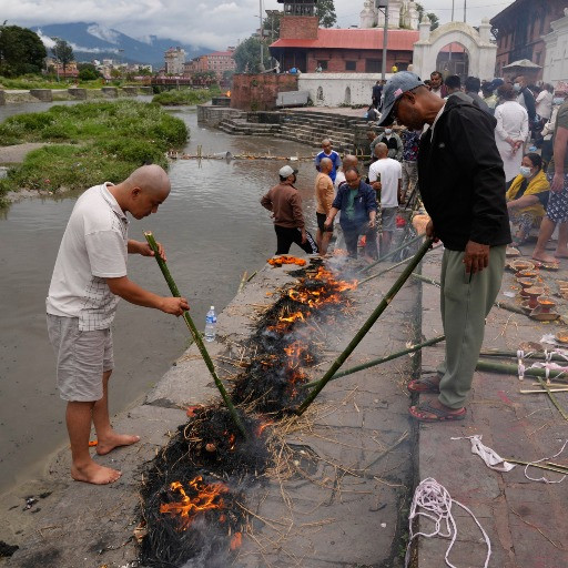 Troppe vittime dell'alluvione: in Nepal si procede con sepolture di massa