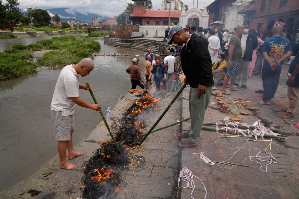 Troppe vittime dell'alluvione: in Nepal si procede con sepolture di massa