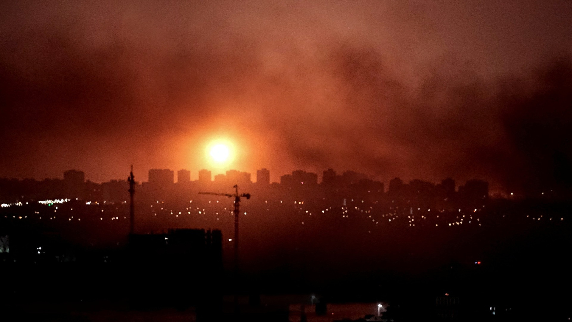 Nuova notte di raid russi sull'Ucraina: droni su Kiev, 17 feriti a Odessa