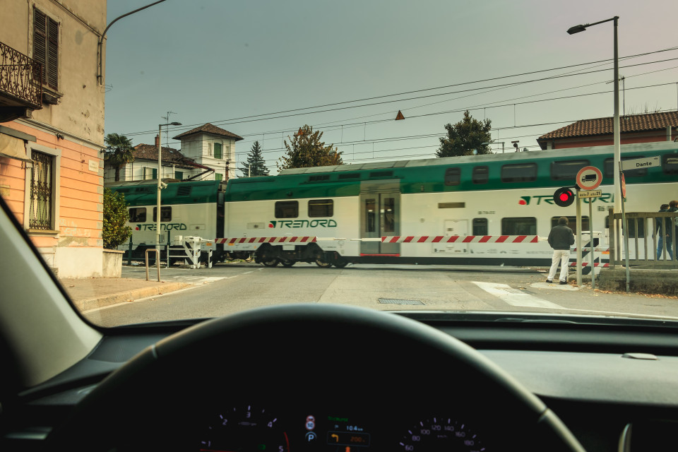 Furto di rame lungo la linea ferroviaria nel Comasco, ci sono disagi