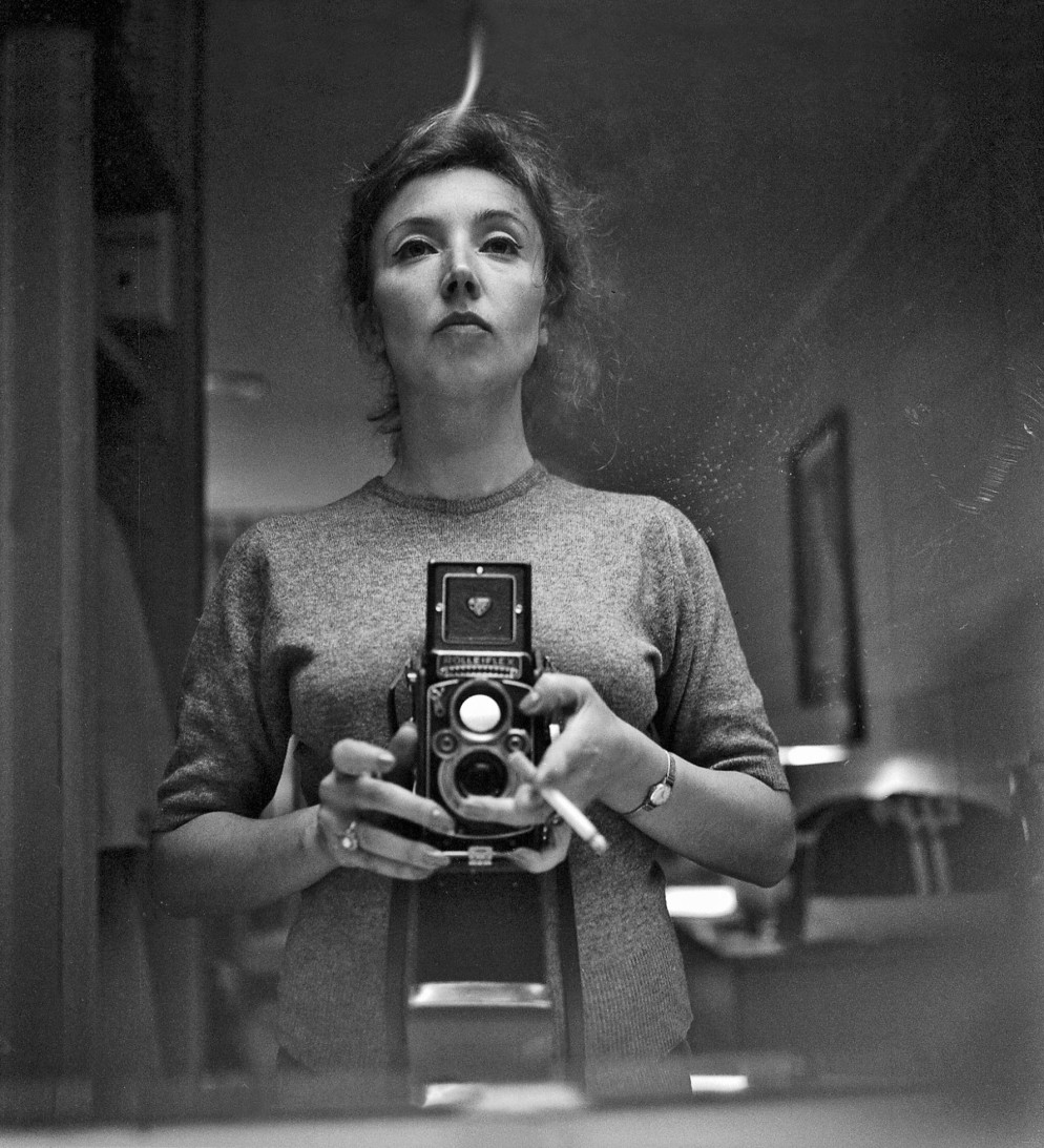 Oriana Fallaci in un autoscatto, da giovane 