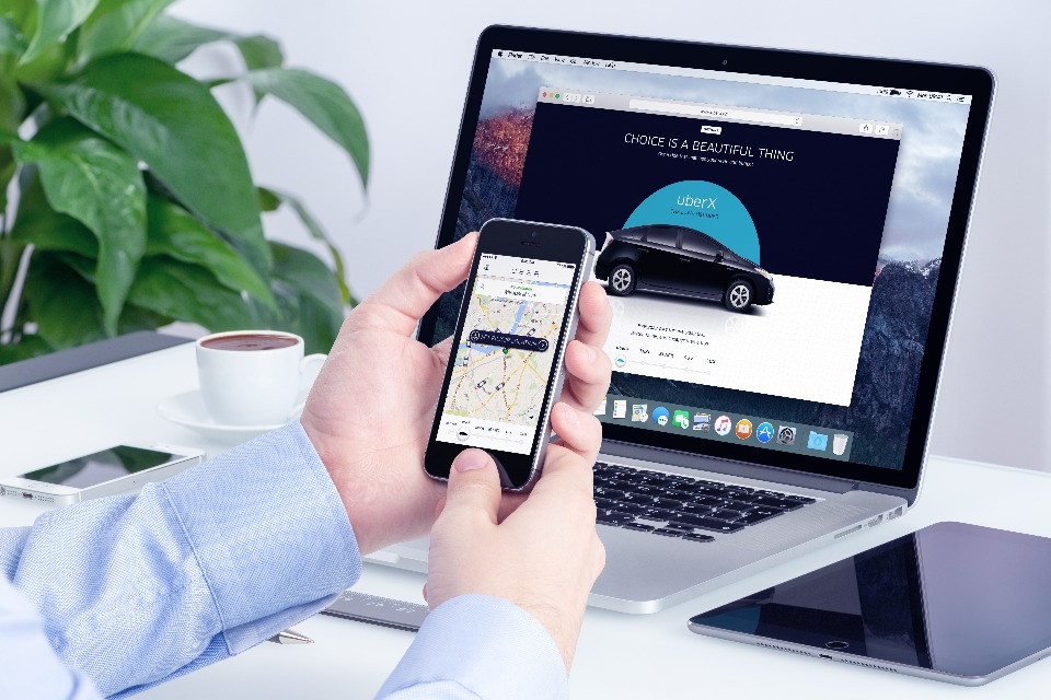 Uber taglia il 10% del personale e accelera su robotaxi e droni