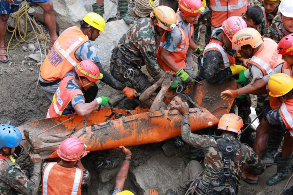Estratti vivi due operai intrappolati nei tunnel in Nepal