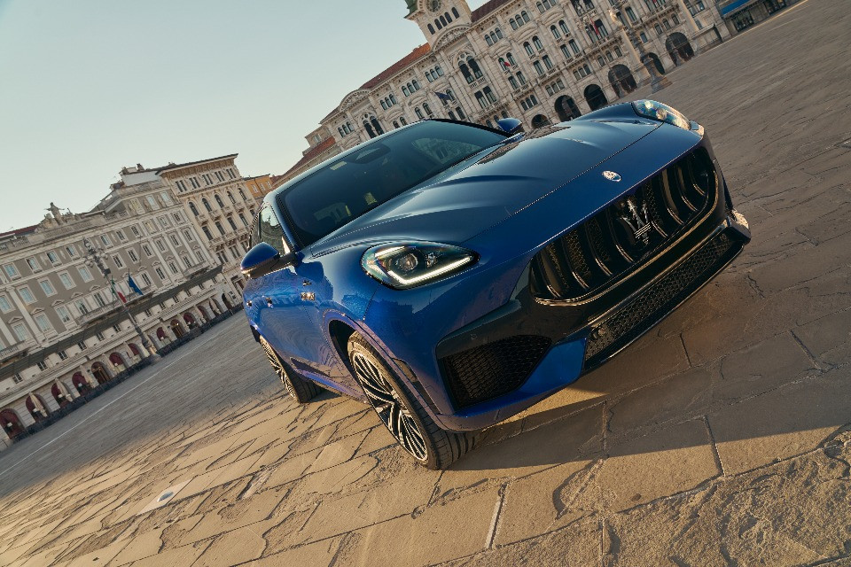 Una «scontrosa grazia» con il Tridente: Maserati ritrova la sua storia sulle strade di Trieste