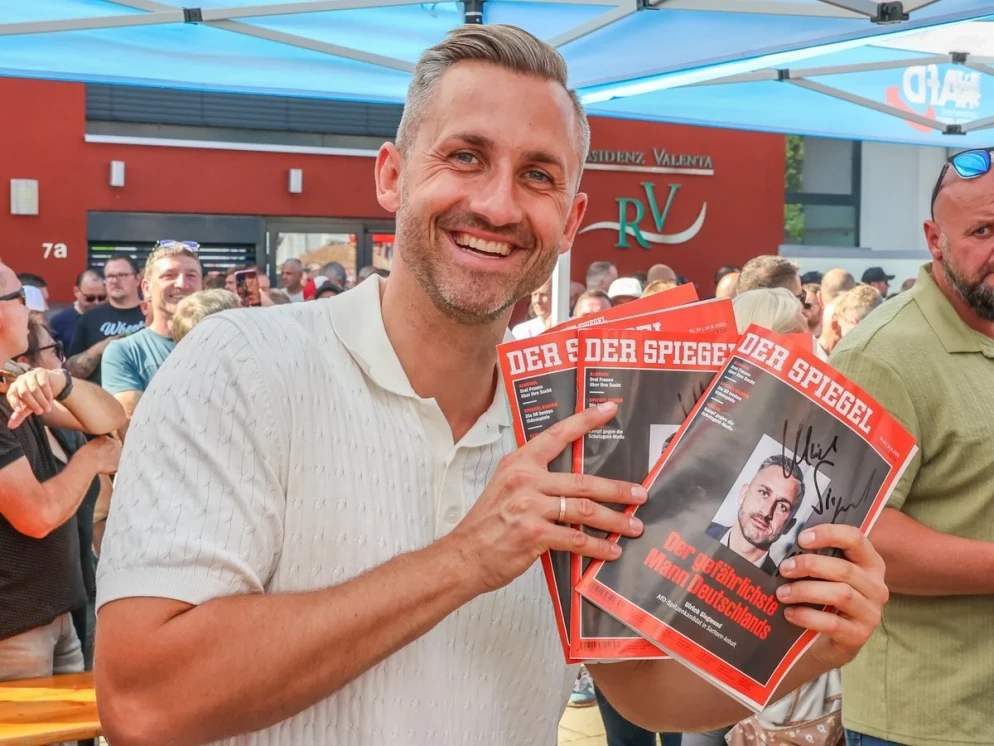 Sigmund durante un comizio con le copertine autografate di Der Spiegel&nbsp;
