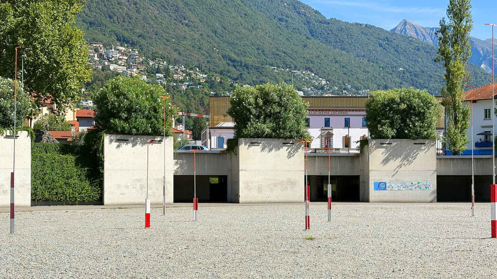 Intanto, sul posto sono stati installati i profili con le altezze dei pali della tensostruttura