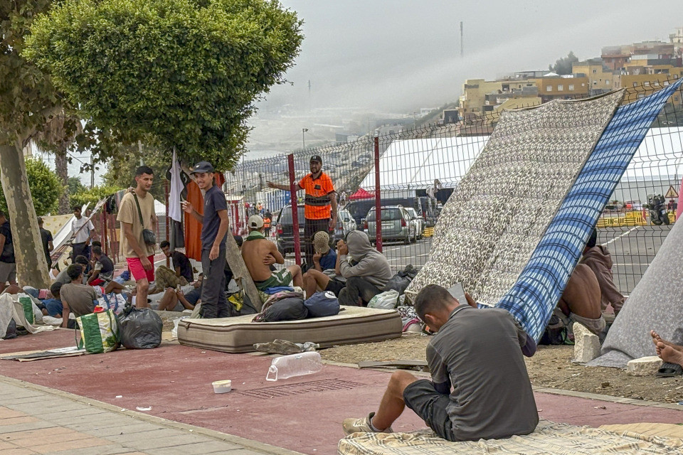 Migranti, Madrid prende il controllo del porto di Ceuta