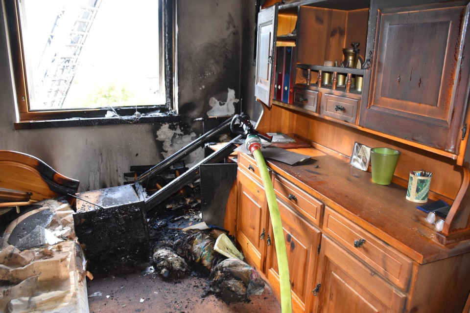 Una persona leggermente ferita in un incendio, sfollati gli abitanti di un condominio